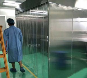负压称量罩的空气经过两级过滤系统（高效过滤器除去99.99%的颗?！?．3μm以上的所有灰尘）进行自循环，设计符合药厂GMP要求。
